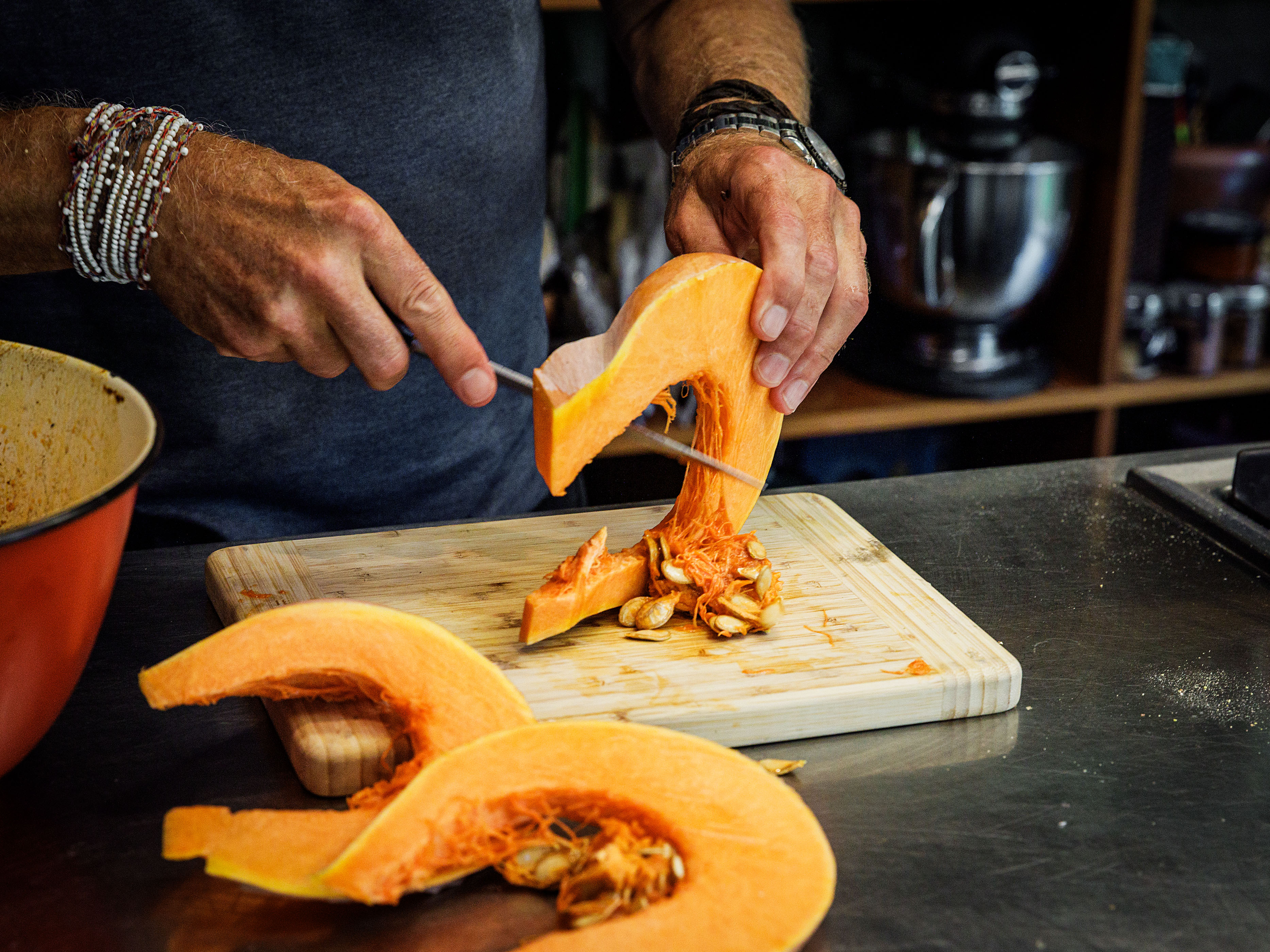 Schritt 1: Kürbis für Polenta mit Röstkürbis, Speck und Mandeln rösten 