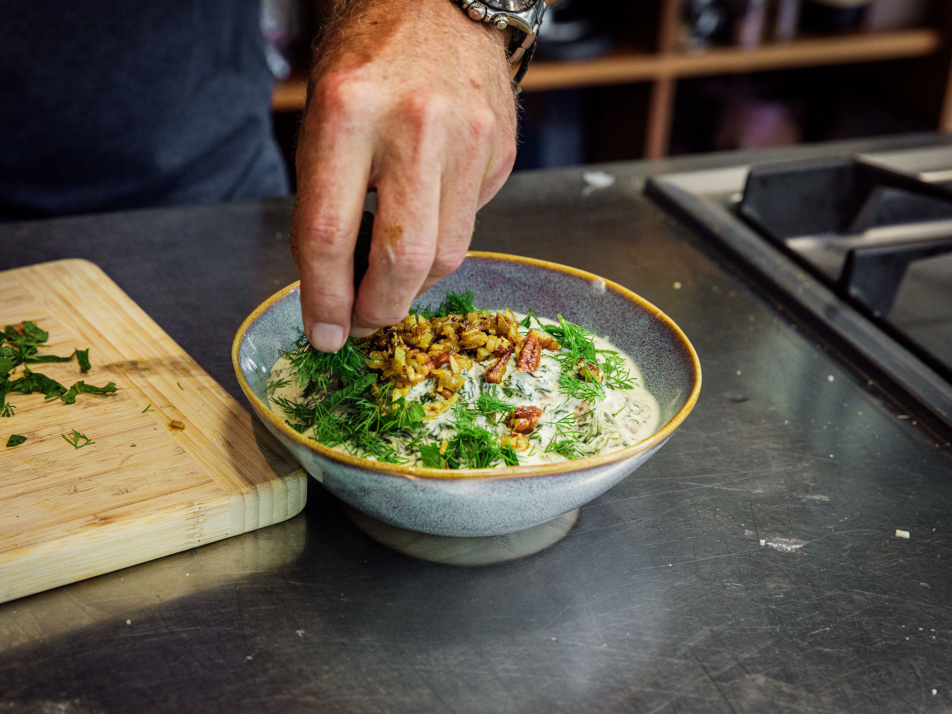 Schritt 3: In eine Schüssel geben und mit der beiseite gestellten Zwiebelmischung und den frischen Kräutern garnieren