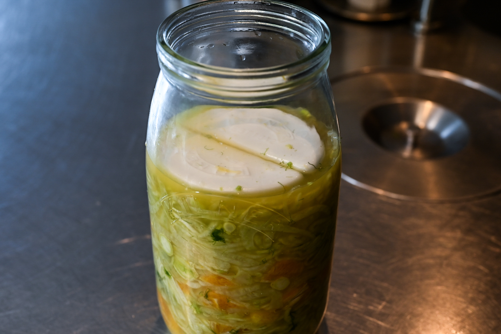 Schritt 2:  Salzen und Fenchel für Wild fermentierte Fenchel mit Orangen einmachen 