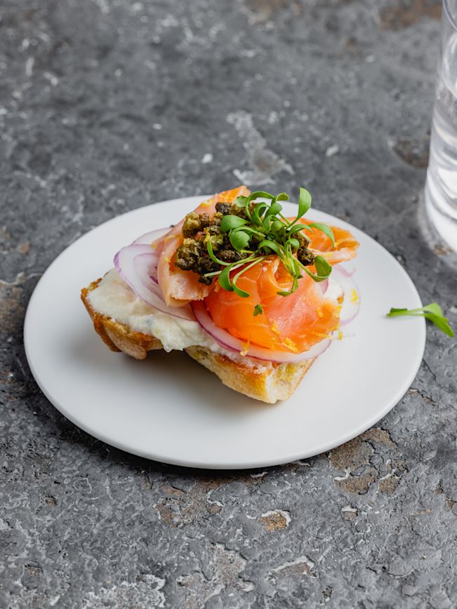 Bruschetta mit geräuchertem Lachs und Meerrettichschaum Rezept Bruschetta mit geräuchertem Lachs und Meerrettichschaum Rezept