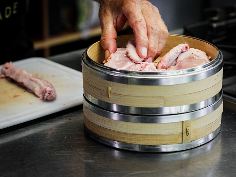 Schritt 2: Hühnerteile abtropfen, und in ein Sieb oder Bambus-Dampfkörbchen einschichten Schritt 2: Hühnerteile abtropfen, und in ein Sieb oder Bambus-Dampfkörbchen einschichten