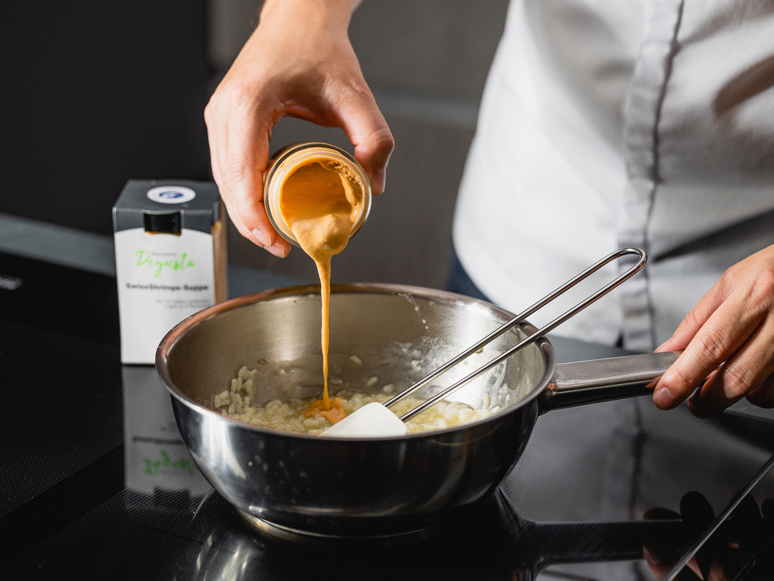 Schritt 1: Die Mischung mit Weisswein und Wermuth ablöschen und Fond dazugeben