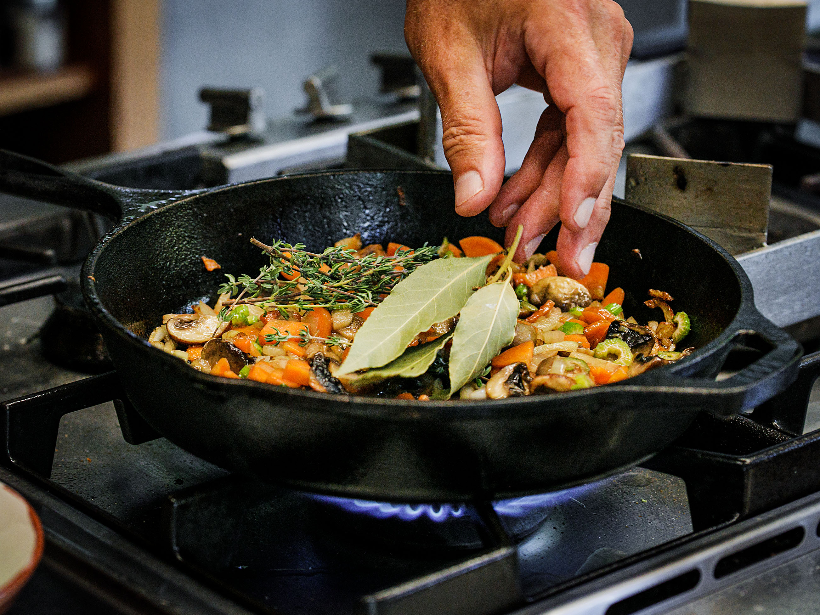 Schritt 2: Gemüse für Klassisches Hühnerfrikassee garen