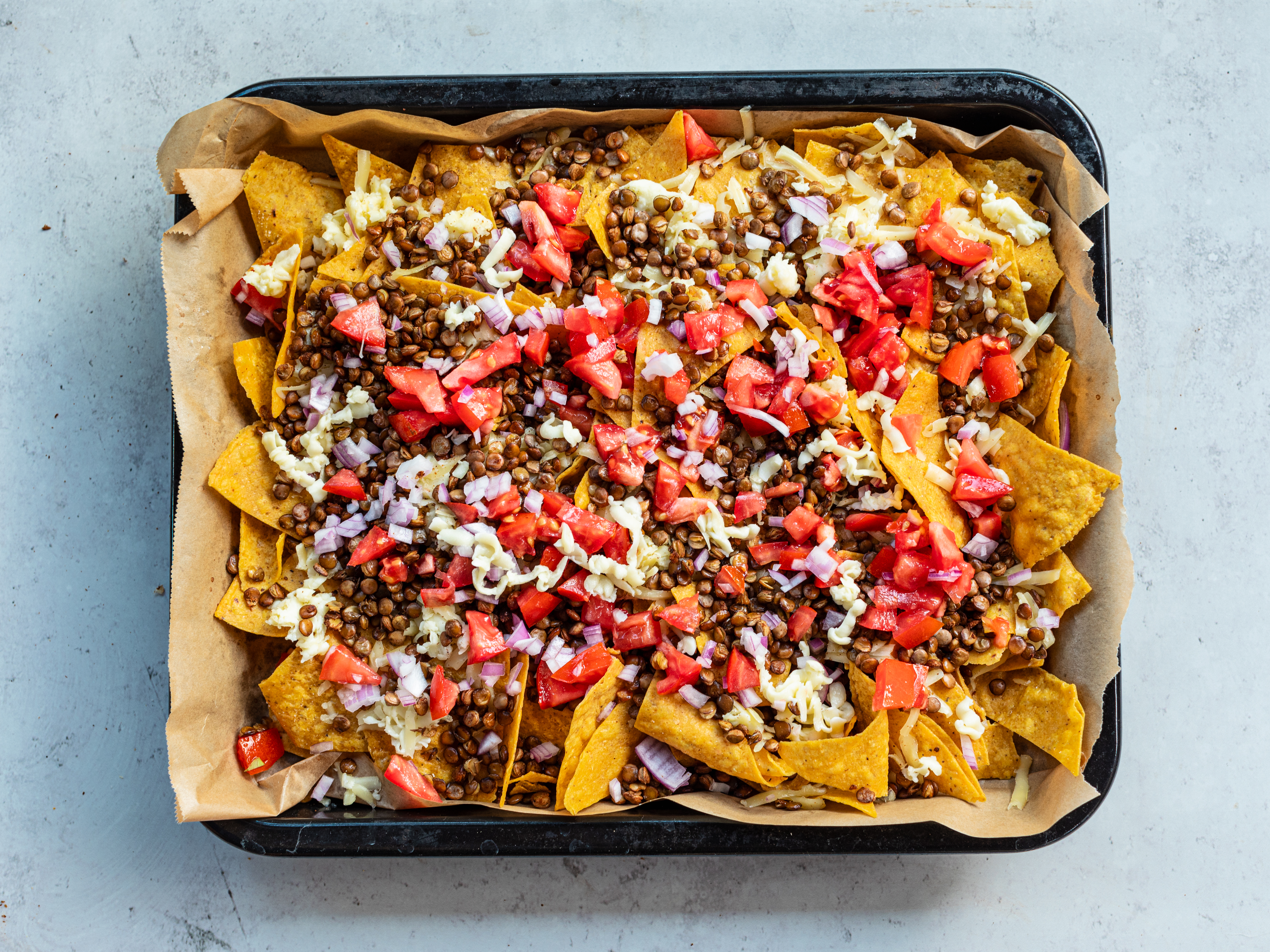 Schritt 4:  Nachos belegen und backen  