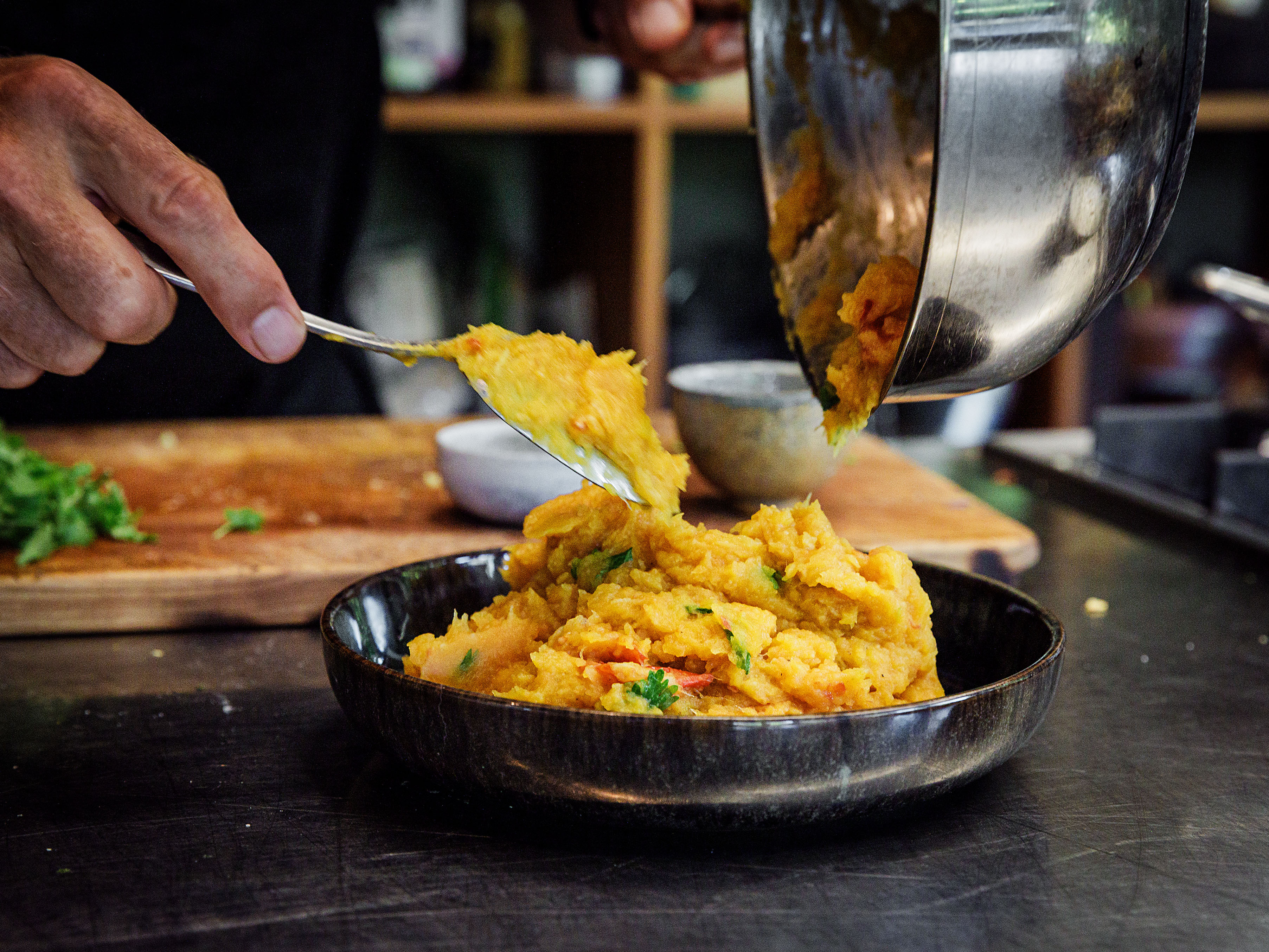 Schritt 3:  Kürbis mit Ingwer, ofengeschmorten Tomaten und Burrata fertigstellen und anrichten