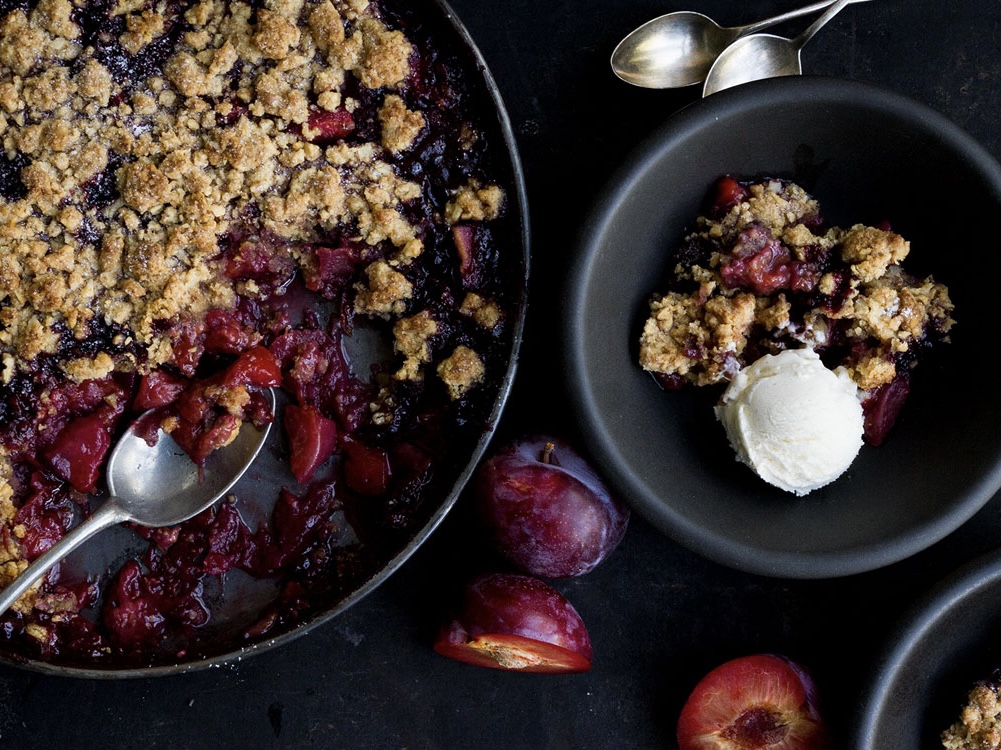 Schritt 2: Apfel Pflaumen Crumble zubereiten und backen
