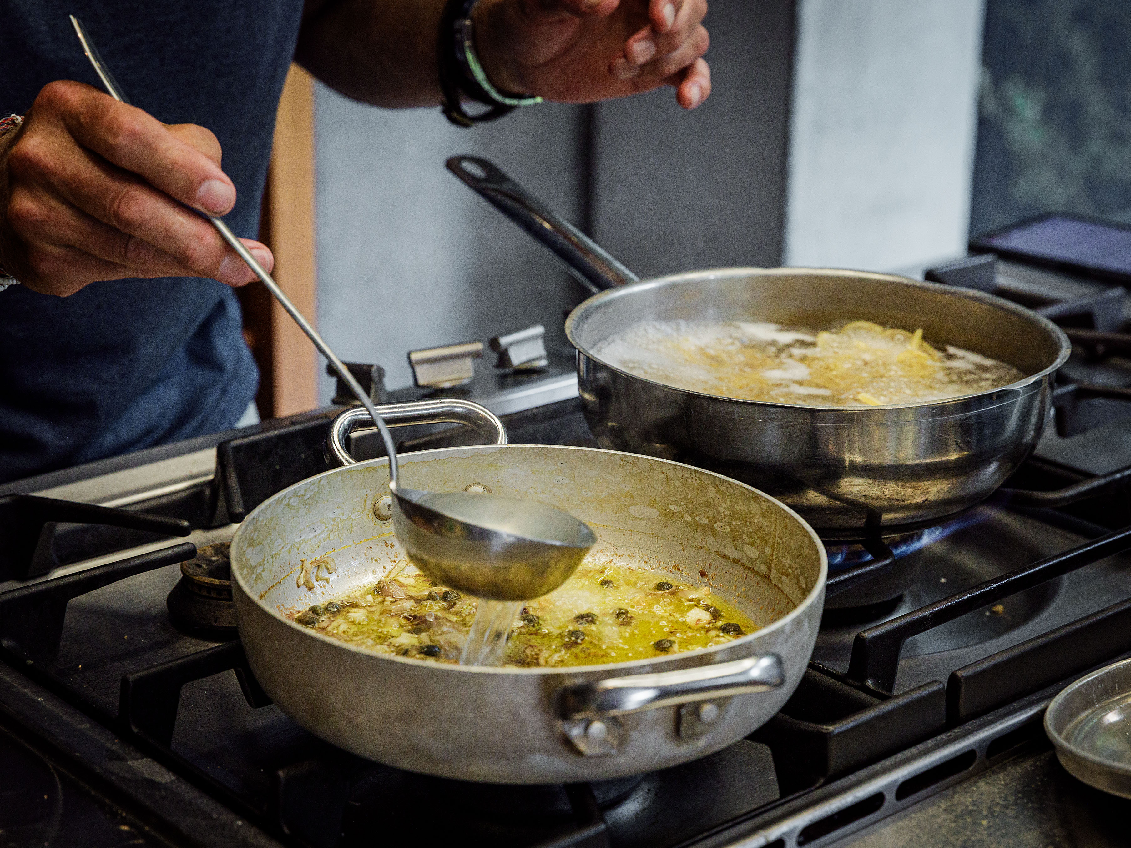 Schritt 1:  Kapern zugeben, mit einer Kelle Kochwasser aufgiessen und köcheln lassen, bis die Flüssigkeit etwas eingekocht ist