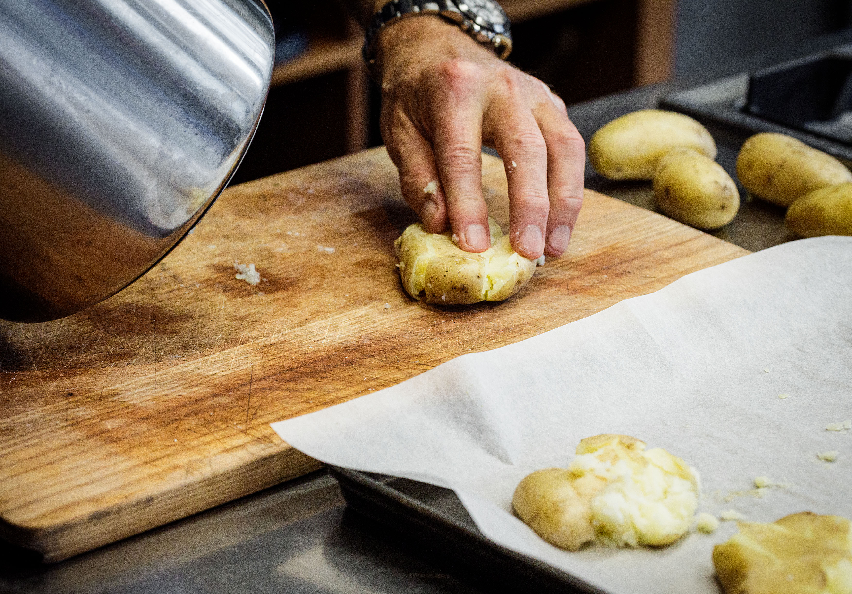 Schritt 2: . Mit dem Handballen, einer Pfanne oder einem Kartoffelstampfer die Knollen etwas flach pressen