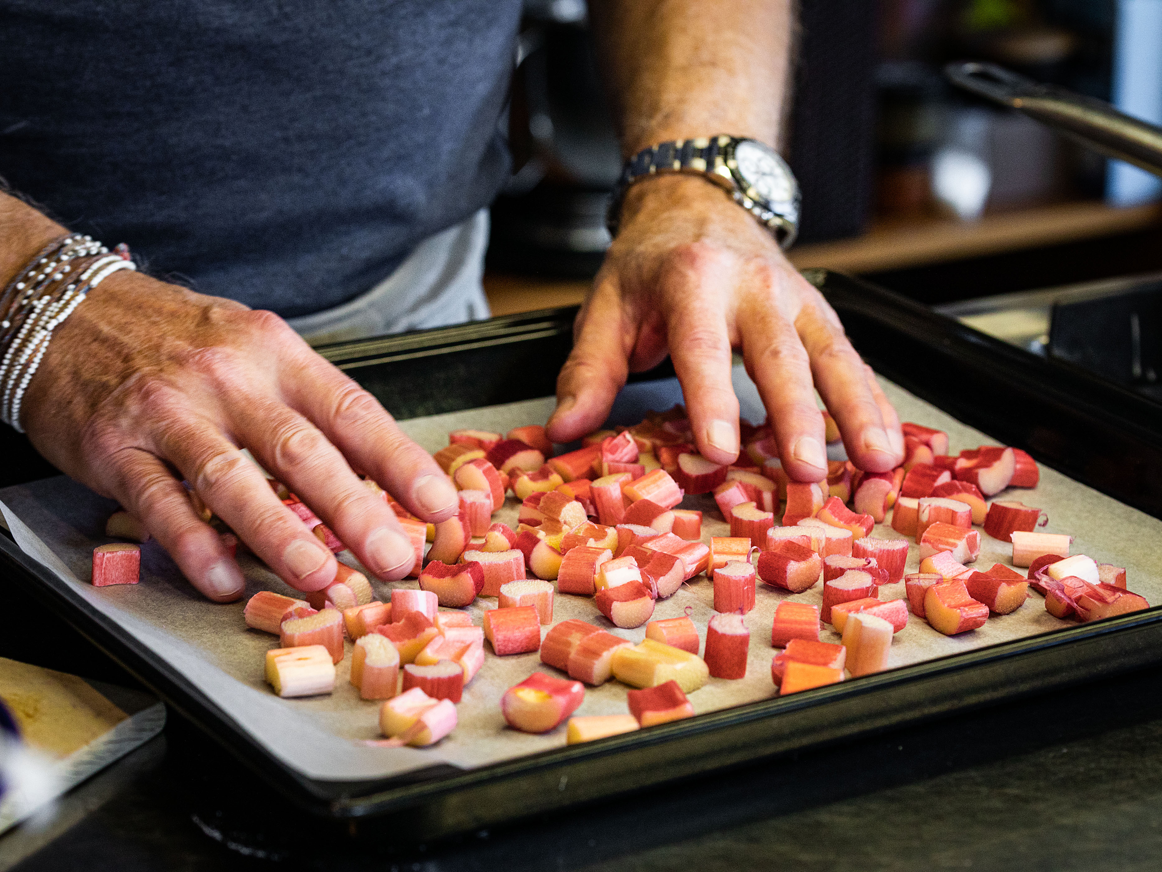 Schritt 4: Rhabarberstücke auf Backpapier im 60 °C heissen Backofen etwa 35 Minuten garen und abkühlen lassen