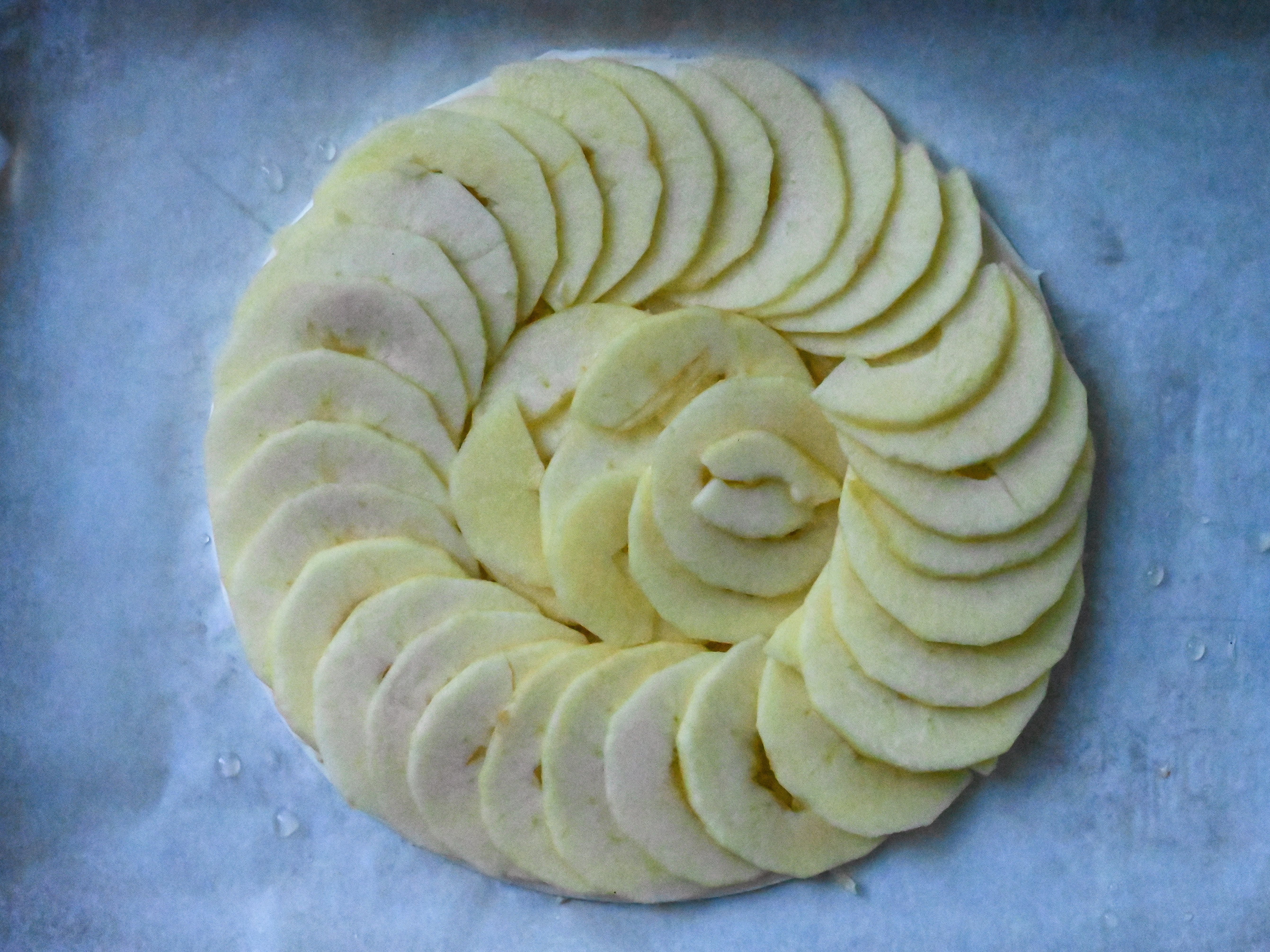 Schritt 3: Äpfel für die Tarte anrichten.