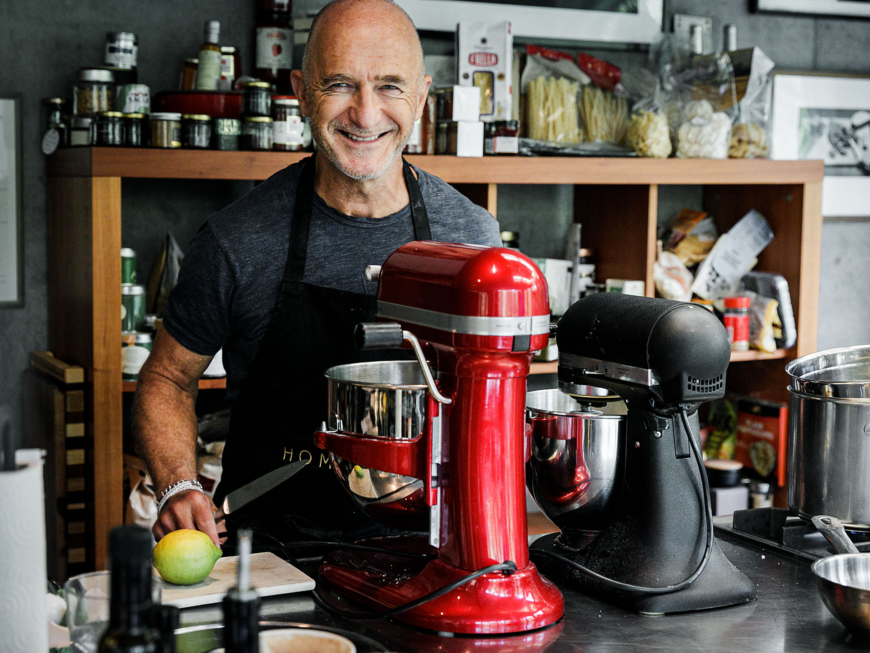 Schritt 2: Eigelbe mit Zucker und Salz in einer Küchenmaschine oder mit dem Handrührgerät schaumig und hellgelb schlagen