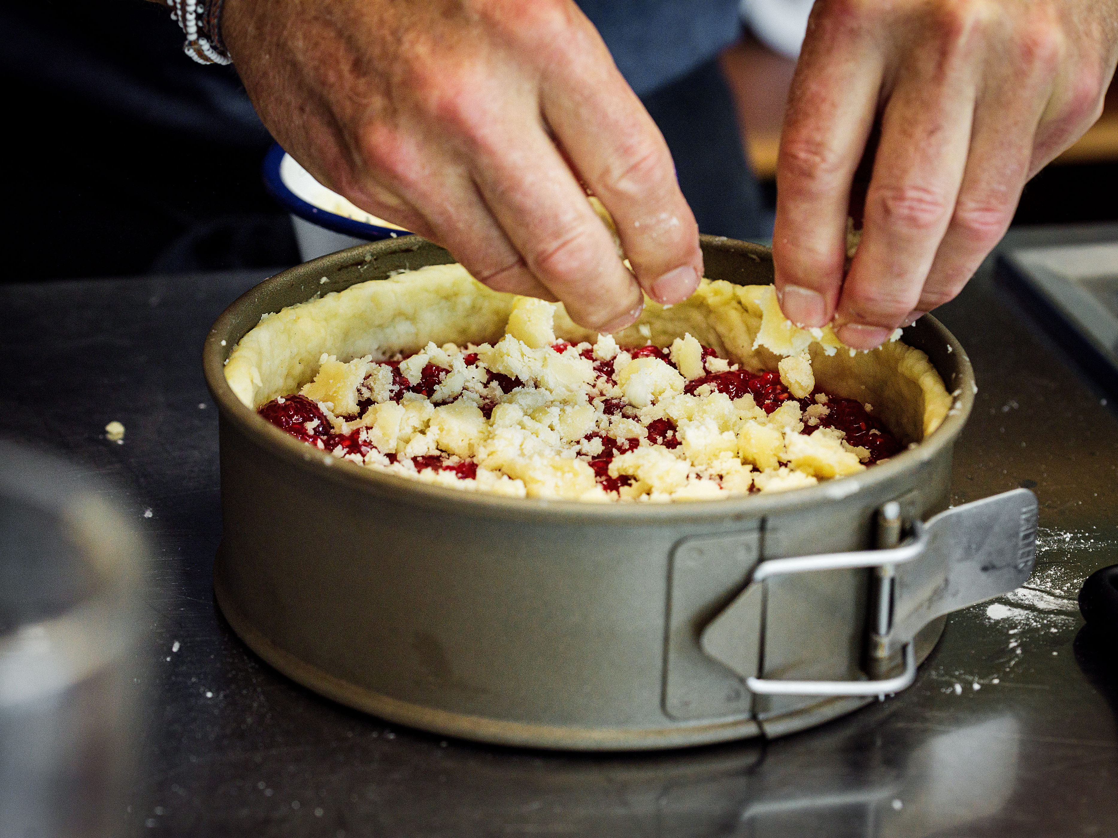 Schritt 3: Füllung für Himbeer Streuselkuchen mit Vanillecrème zubereiten.