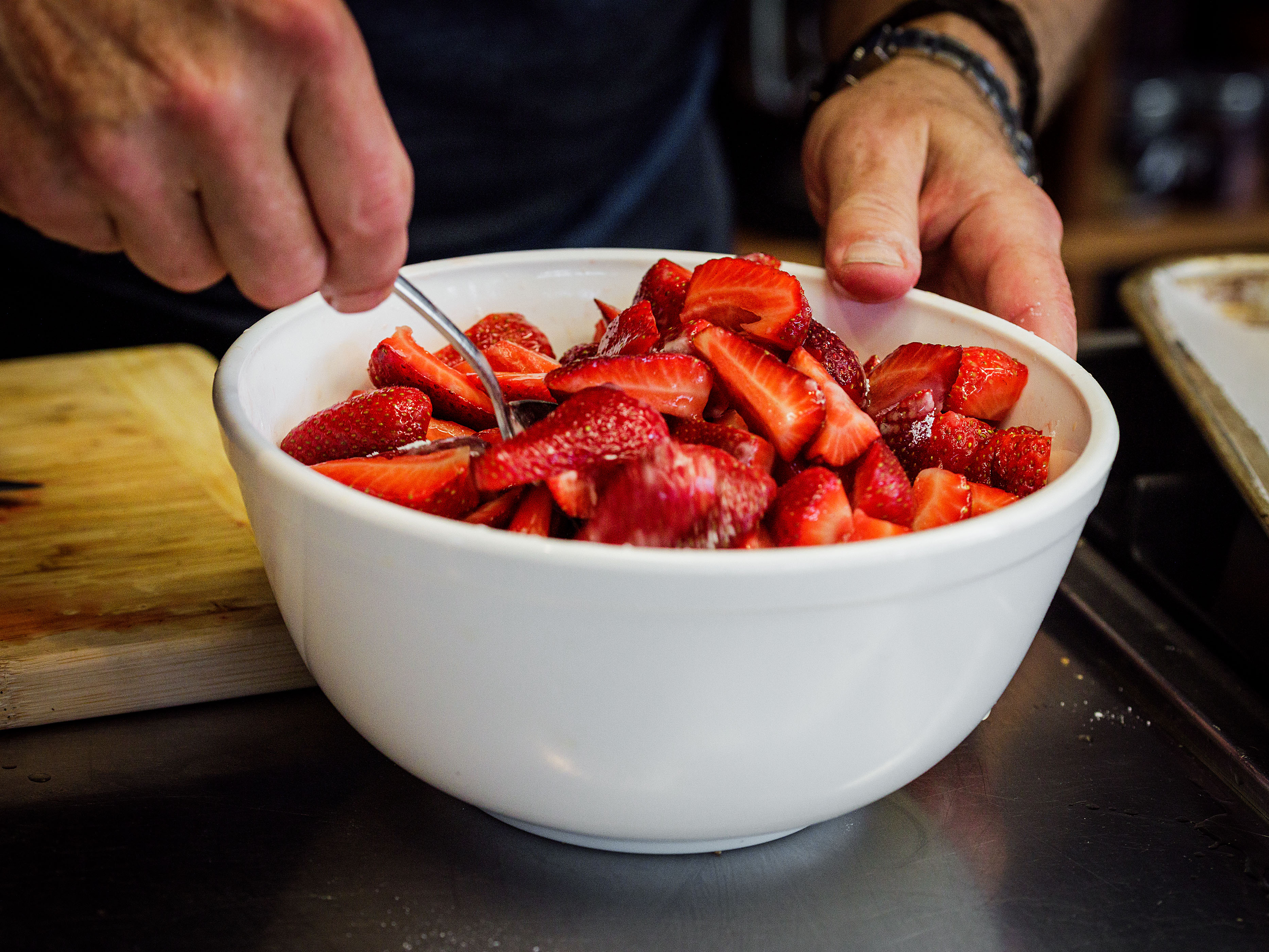 Schritt 2: Die Erdbeeren in einer Schüssel mit dem Orangensaft, 40 Milliliter Grand Marnier und 2 Esslöffel Puderzucker vermengen