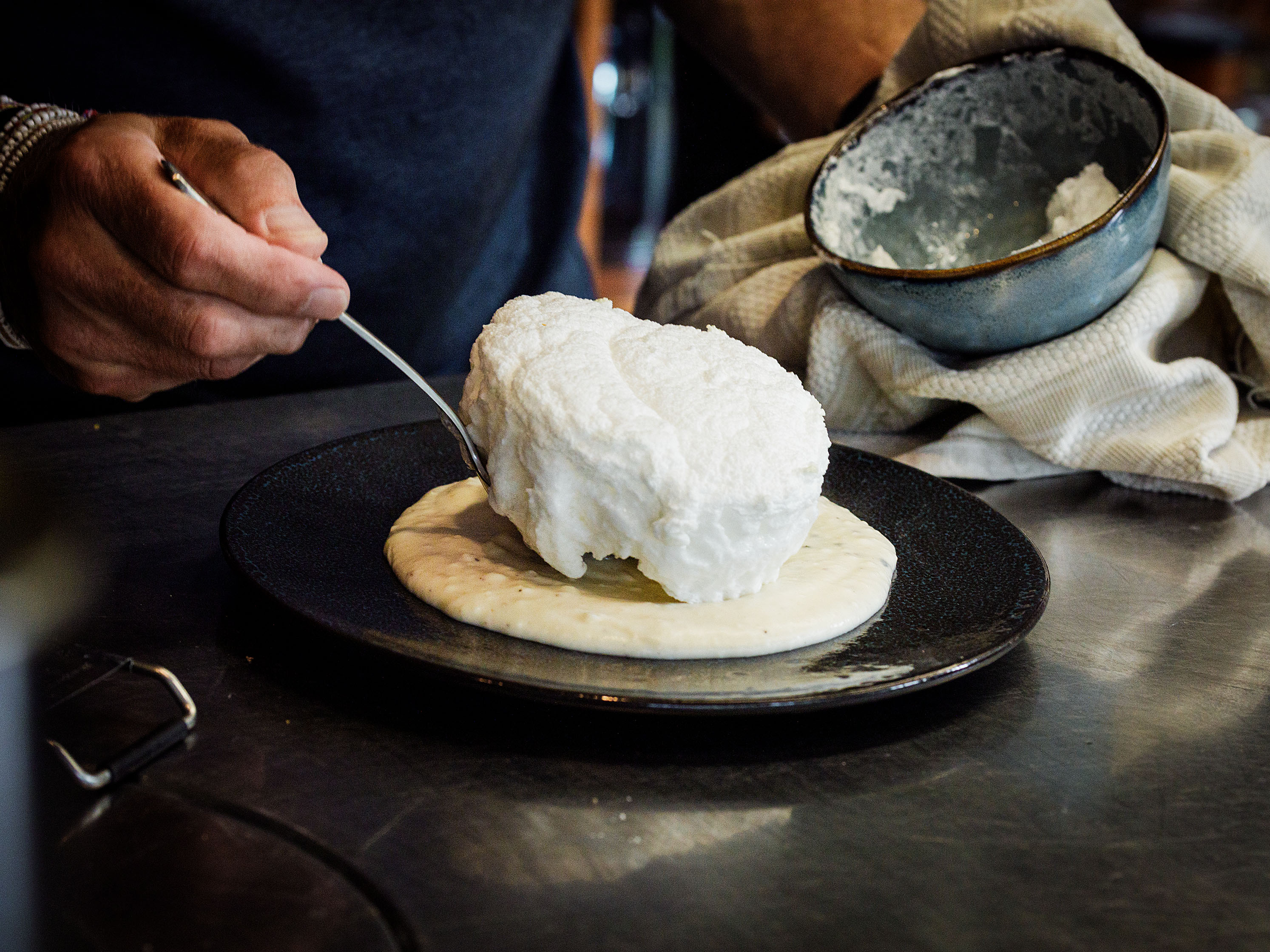 Schritt 3: Die gegarten Eier vorsichtig aus den Förmchen lösen und auf den Kartoffelstock legen