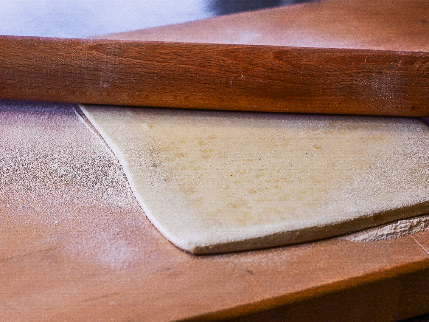 Schritt 1: Teig für  Pastel de Nata ausrollen und Formen auskleiden