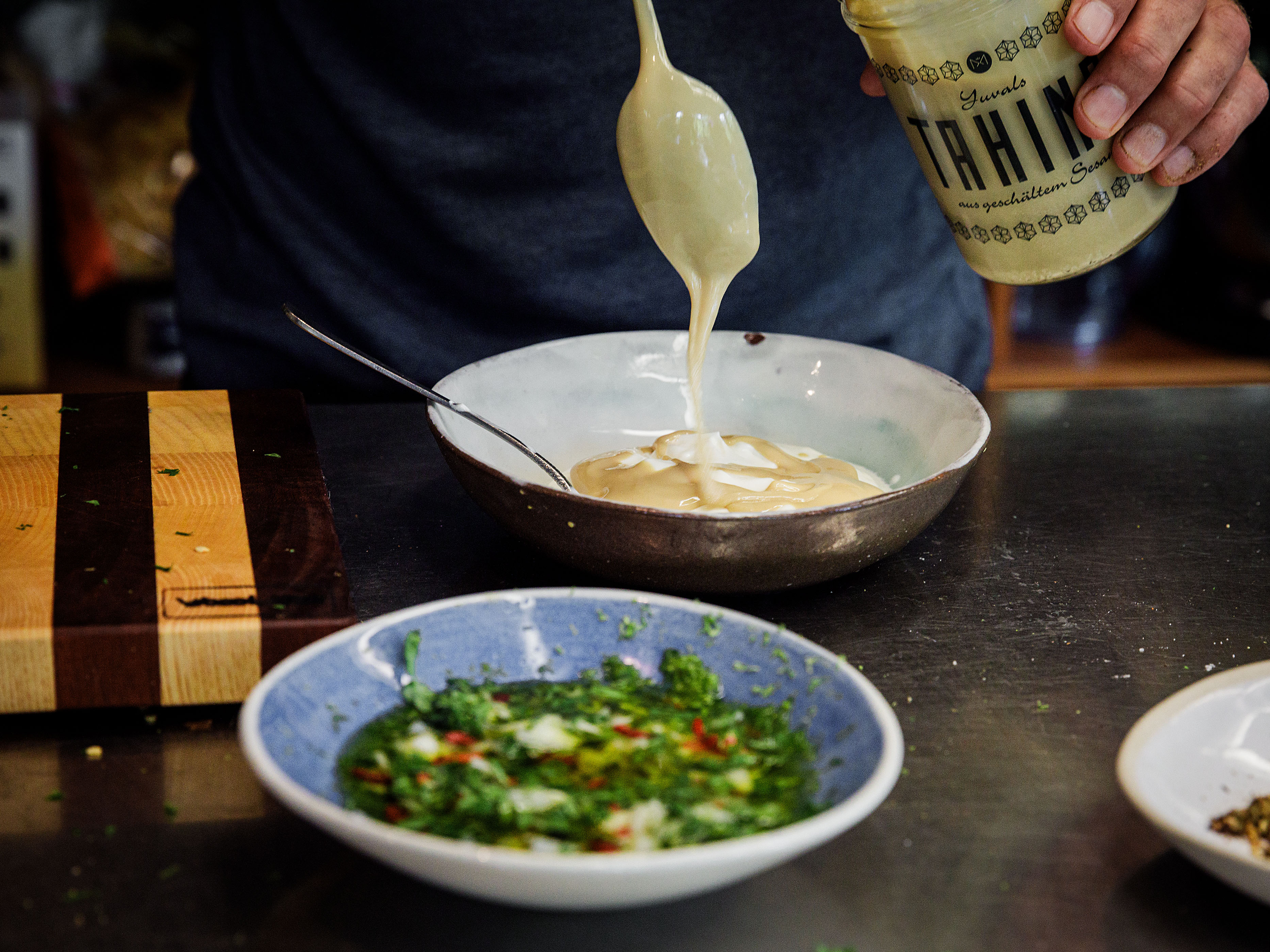 Schritt 2: Joghurt mit dem Tahin gut verrühren bis alles gleichmässig vermischt ist
