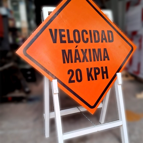 caballete de madera para señales de obras pintado