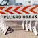 Tranquera peligro obras con vinil y estructura de madera vista frontal
