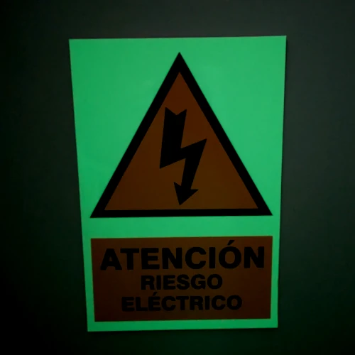 señales fotoluminiscentes riesgo electricos instalado visto en oscuridad