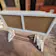 Tranquera peligro obras con vinil y estructura de madera vista posterior