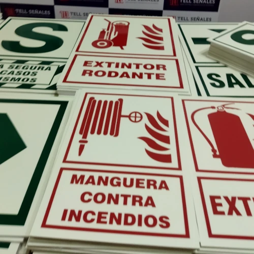 señales fotoluminiscentes vistas en día