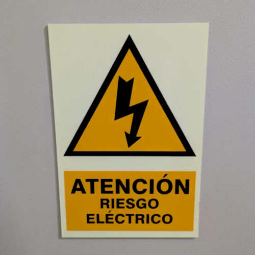 señales fotoluminiscentes riesgo electricos instalado