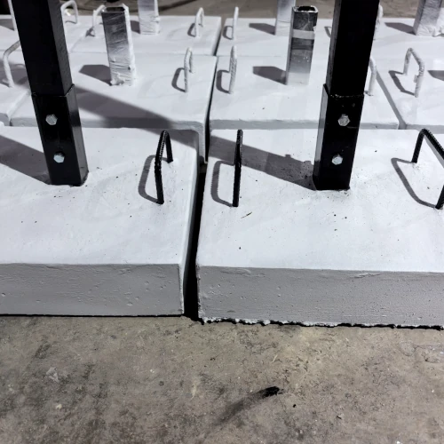 parantes con base de concreto y asa