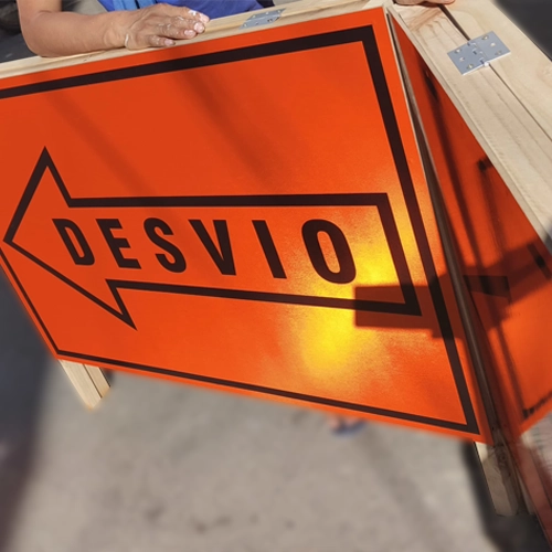 tranquera tipo tijera para señalizar zona de obras vista bisagras
