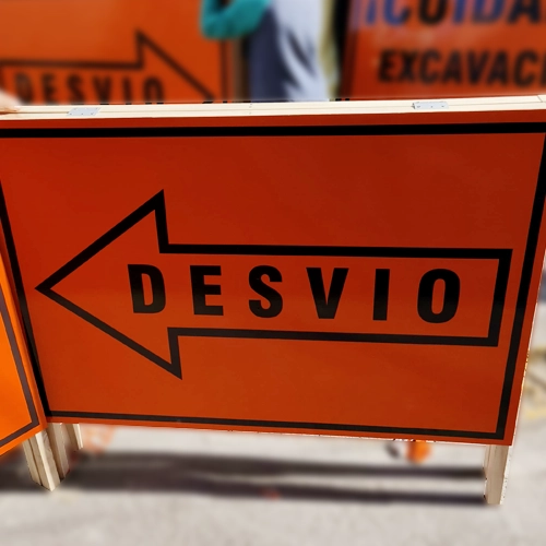 tranquera tipo tijera para señalizar zona de obras preparados