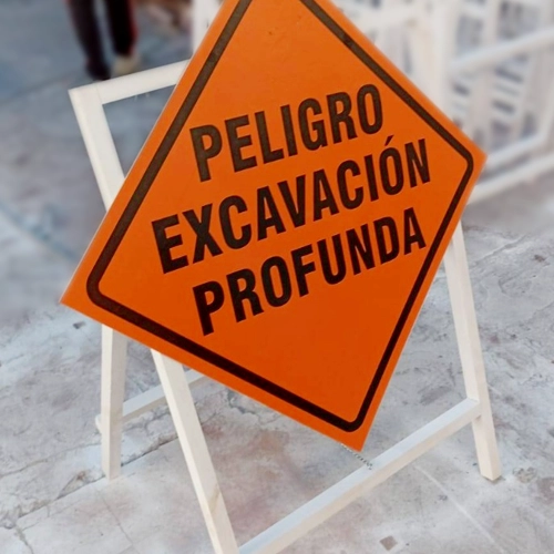 caballete de madera para señales de obras - instalado