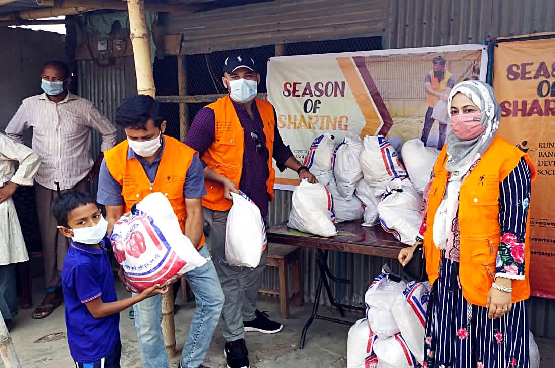 Distributing food supplies for Ramadan