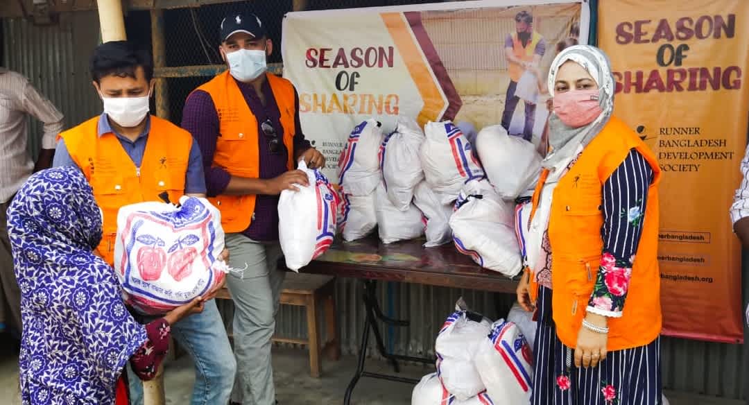 Handing out grain bags for Ramadan at Phulmela School