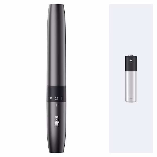 Regolabarba di precisione Braun a batteria per sopracciglia visualizzato accanto a una batteria AA Regolabarba di precisione Braun a batteria per sopracciglia visualizzato accanto a una batteria AA