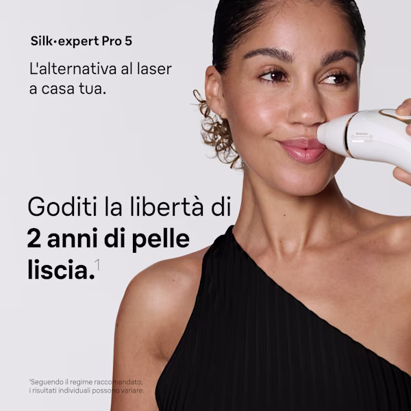 Una donna che utilizza Braun Silk·expert Pro 5 sul labbro superiore.