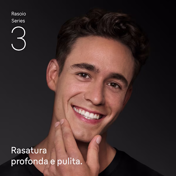 Un uomo sorridente che si tocca il viso rasato. Il testo recita: “Rasoio Series 3. Rasatura profonda e pulita”. Un uomo sorridente che si tocca il viso rasato. Il testo recita: “Rasoio Series 3. Rasatura profonda e pulita”.