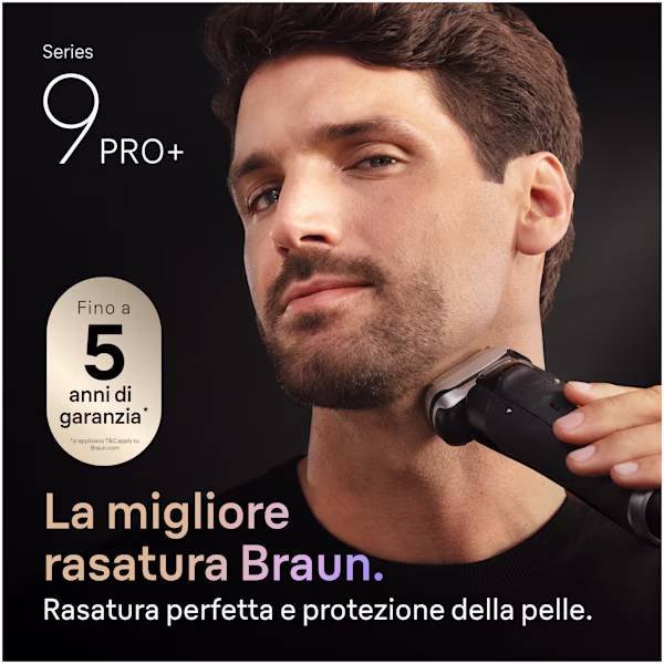 Un uomo che si rade con un rasoio Series 9 PRO+. Il testo recita: La migliore rasatura di Braun. Un uomo che si rade con un rasoio Series 9 PRO+. Il testo recita: La migliore rasatura di Braun.