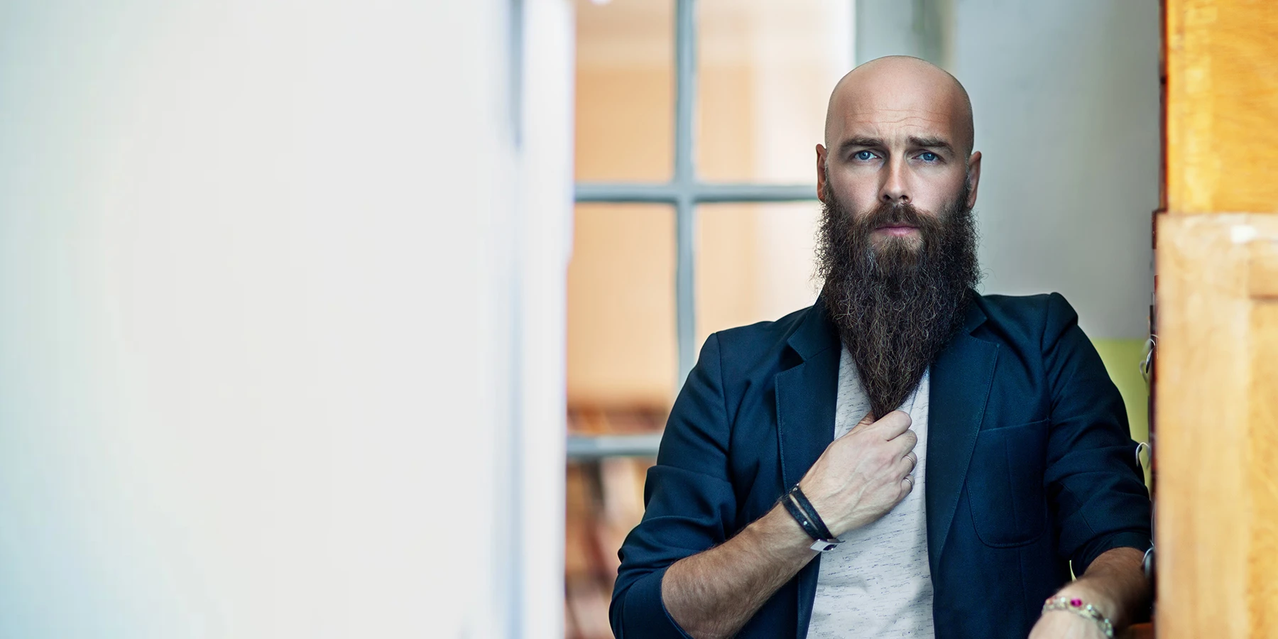 Barba Vichinga: la Guida Definitiva su Come Far Crescere la Barba e Modellarla 