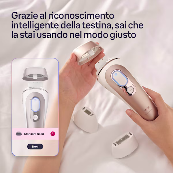 Due mani che tengono il dispositivo a Luce Pulsata e un accessorio da inserire sul dispositivo. Intorno, ci sono altri tre accessori. L’app Braun Skin i·expert riconosce di quale accessorio si tratta Due mani che tengono il dispositivo a Luce Pulsata e un accessorio da inserire sul dispositivo. Intorno, ci sono altri tre accessori. L’app Braun Skin i·expert riconosce di quale accessorio si tratta