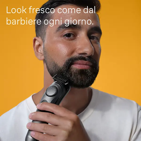 Uomo che utilizza il prodotto sulla barba