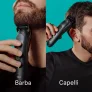 Uomo che utilizza il prodotto sul mento. Uomo che utilizza il prodotto sui capelli.