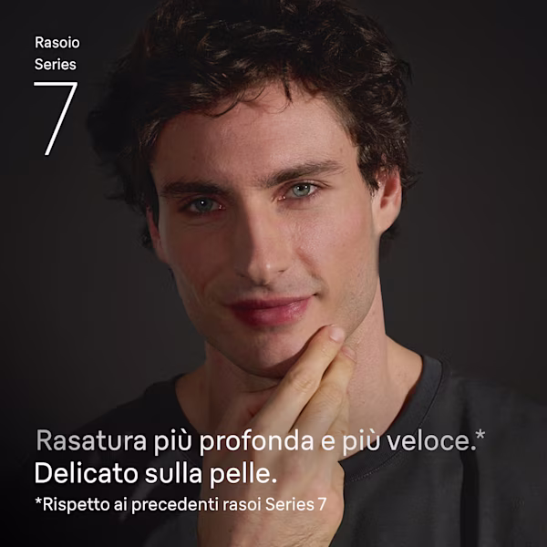 Un uomo sorridente con il viso rasato. Il testo dice: "Rasatura più profonda e veloce." Un uomo sorridente con il viso rasato. Il testo dice: "Rasatura più profonda e veloce."