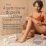 Donna che si accarezza la gamba in bagno