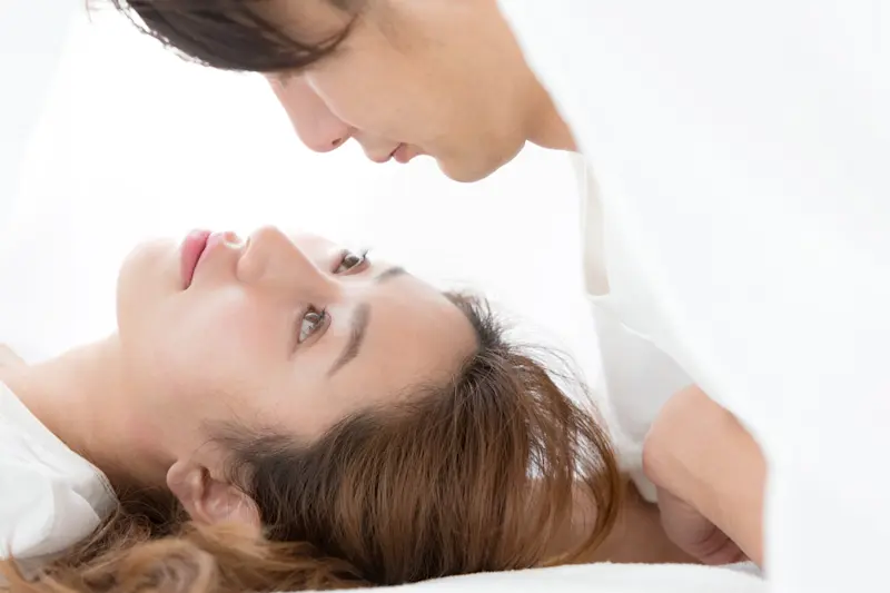 見つめ合う男女