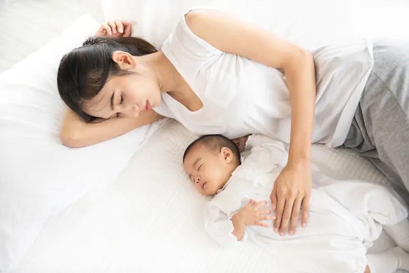 赤ちゃん ママ 寝る