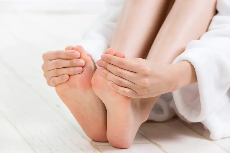 足の指を触る