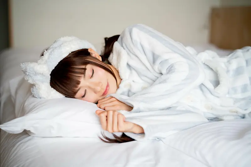 ベッドで横になる