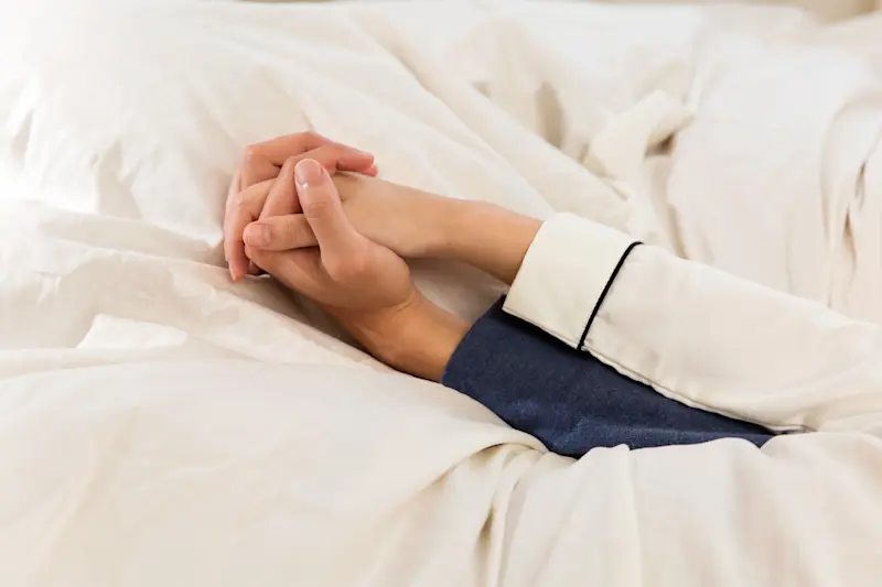 カップル 手を繋ぐ