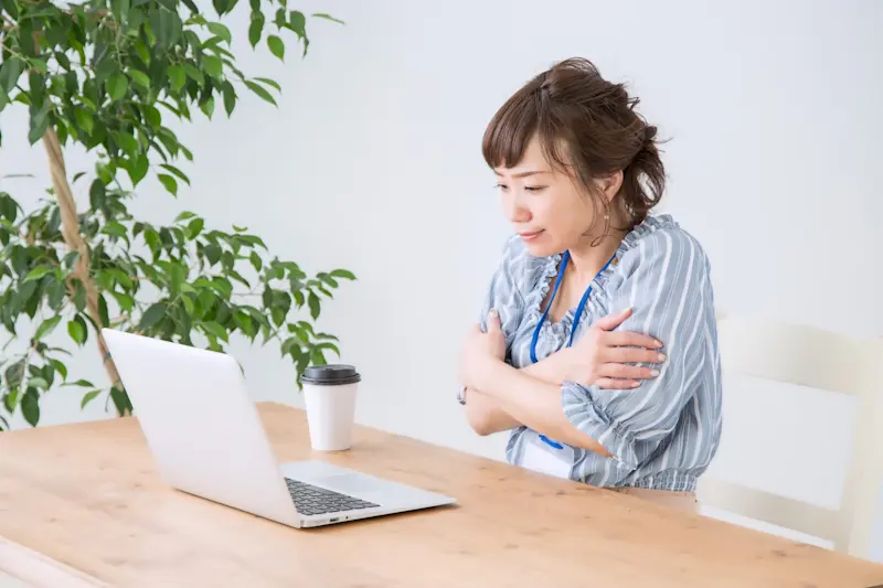 エアコン冷える女性