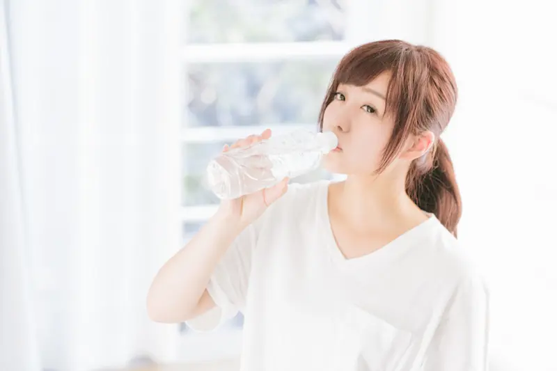水を飲む女性 水を飲む女性