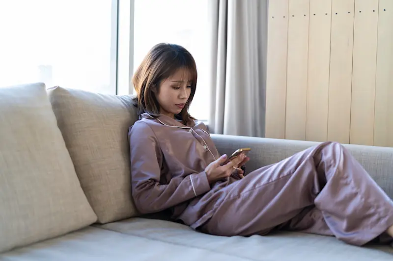 body スマホ ソファ